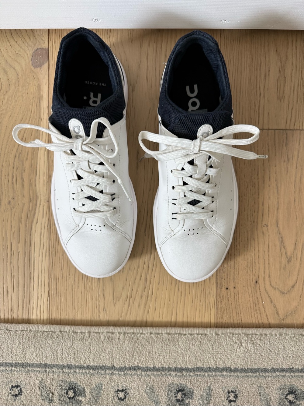 On Women’s The Roger Advantage Tennis Shoe White with Navy Accent 8.5 - Picture 3 of 5